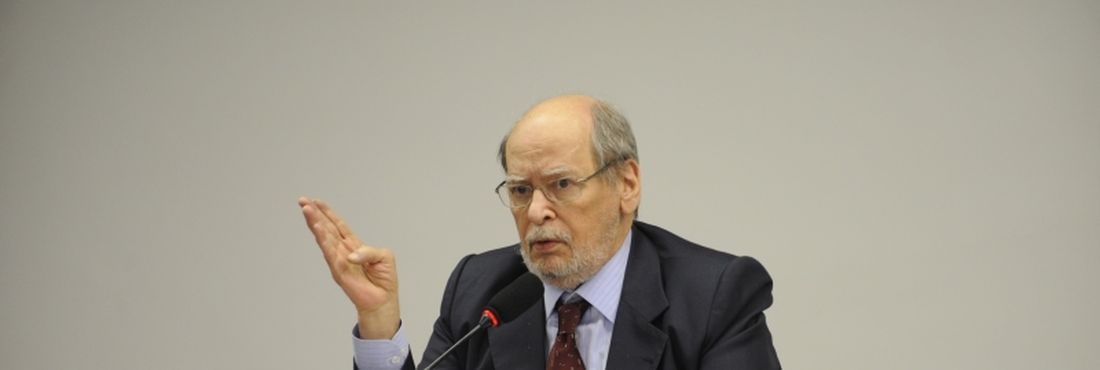 Sepúlveda Pertence durante reunião da Comissão de Fiscalização e Controle da Câmara em abril de 2012
