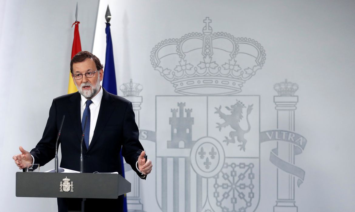 O presidente do governo da Espanha, Mariano Rajoy, anuncia intervenção na Catalunha em entrevista no Palácio Moncloa, em Madri
