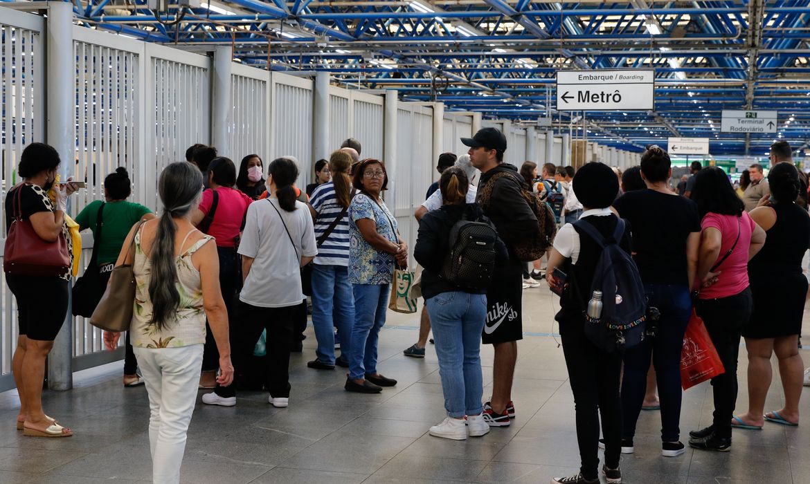 São Paulo (SP), 23/03/2023 - Passageiros aguardam no embarque da estação Palmeiras-Barra Funda, linha 3 do Metrô, durante a greve dos metroviários em São Paulo. Foto: Fernando Frazão/Agência Brasil