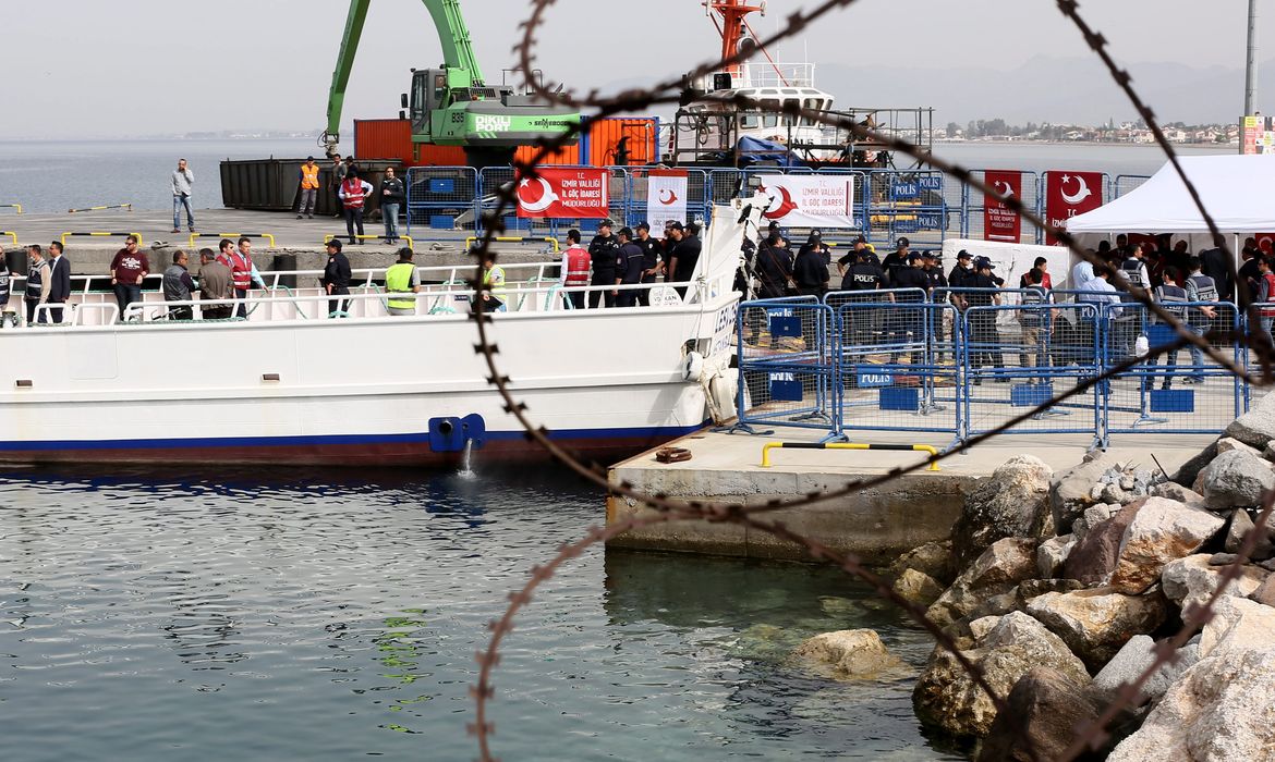 Grupo de refugiados vindo da Grécia chega à Turquia, em cumprimento ao acordo de repatriação de migrantes firmado entre União Europeia e o governo turco