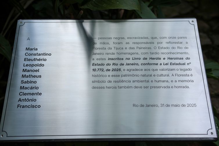 Rio de Janeiro (RJ), 31/05/2025 – Placa de sinalização com nomes de escravizados que participaram do reflorestamento da floresta da Tijuca no século XIX é colocada na entrada do Centro de Visitantes do Parque Nacional da Tijuca como parte das celebrações do Dia Mundial do Meio Ambiente. Foto: Tomaz Silva/Agência Brasil