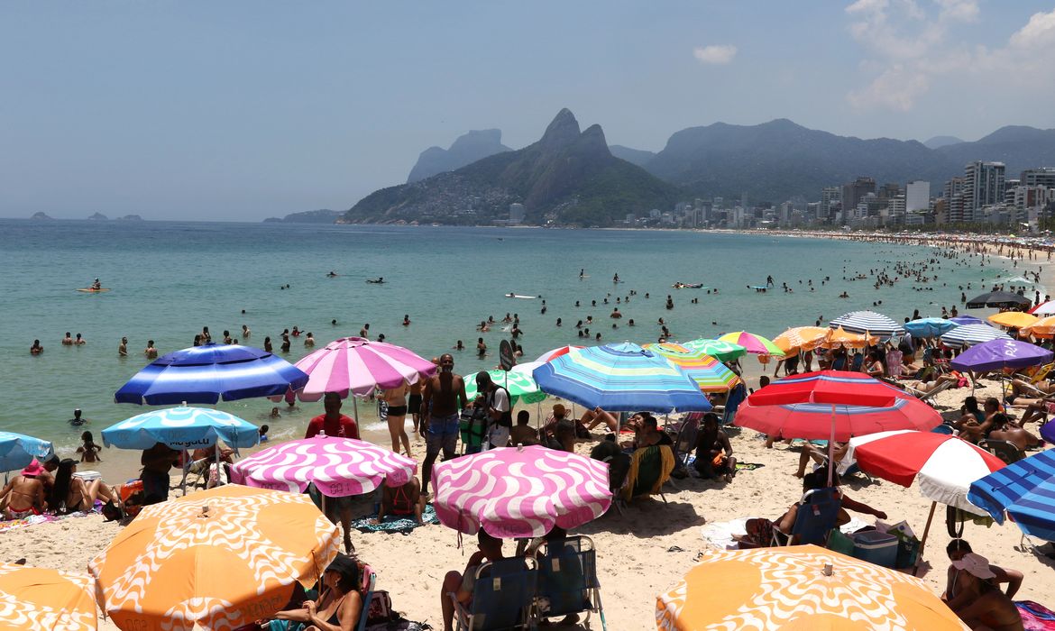 Arpoador e praia de Ipanema são tomadas por banhistas nesta segunda-feira de sol intenso no verão carioca.