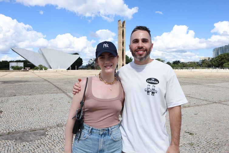 Brasília, (DF) -  Giovana Esteves e Johnny Esteves, (turistas), falam sobre o projeto de recuperação da Praça dos Três Poderes. Foto Valter Campanato/Agência Brasil.