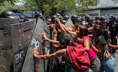 Familiares dos presos protestam em frente ao centro de reclusão da Polícia do estado de Carabobo, na Venezuela, após um incêndio que causou a morte de 68 presos no local na quarta-feira (28 de março)