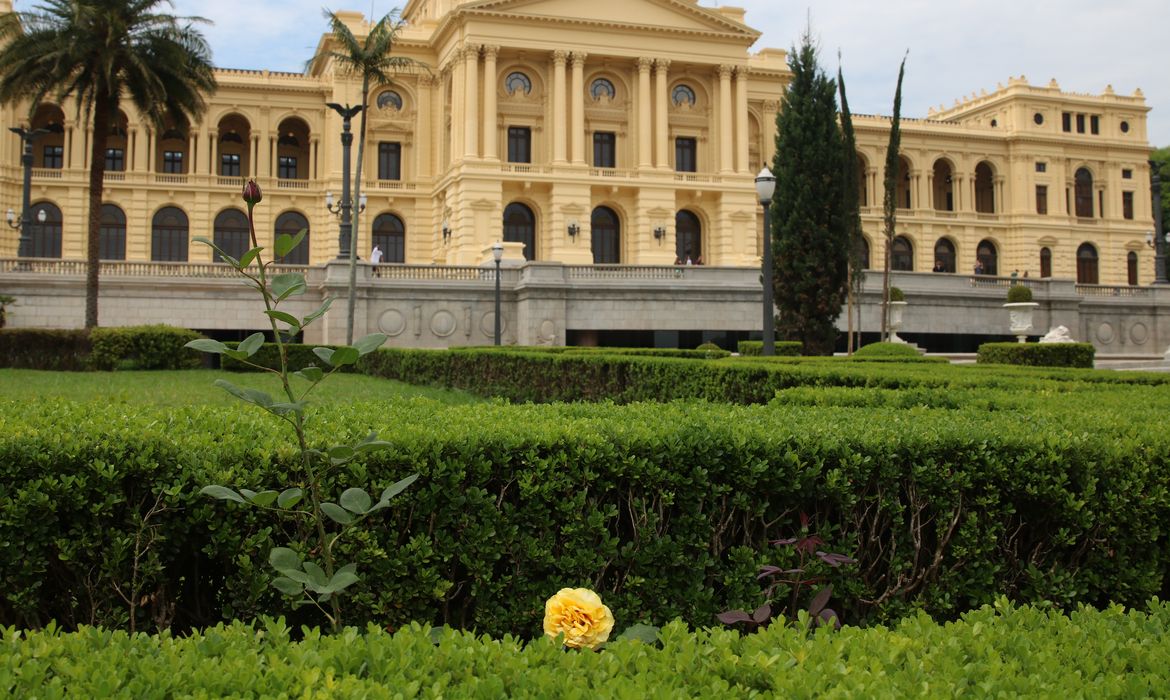 Fachada e jardim do Museu do Ipiranga.