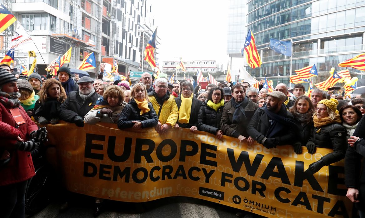 Os manifestantes defendem a declaração de independência e a instauração de uma república na Catalunha