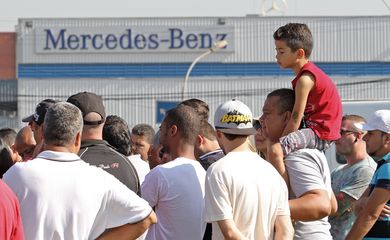 Trabalhadores na Mercedes acampam pelo terceiro dia contra demissões