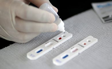 Profissional de saúde realiza teste para o novo coronavírus em Brasília