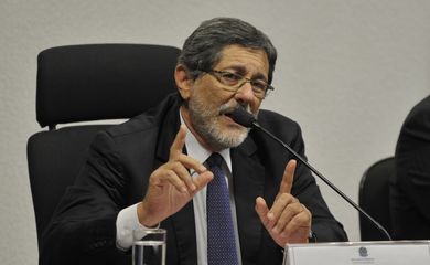O ex-presidente da Petrobras Sérgio Gabrielli presta depoimento à Comissão Parlamentar Mista de Inquérito que investiga irregularidades na estatal (Antonio Cruz/Agência Brasil)