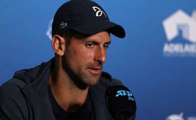 Novak Djokovic durante entrevista coletiva após vitória em partida de torneio em Adelaide, na Austrália