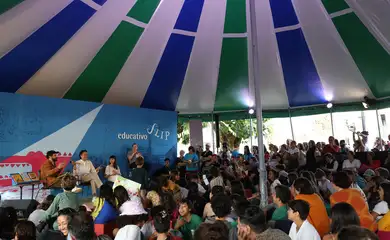 Paraty (RJ), 31/07/2025 - Gregório Duvivier e Antônia Gomes Minchoni participam da mesa Hora do Sonho na Central Flipinha, programação do educativo para crianças durante a 23ª Festa Literária Internacional de Paraty. Foto: Rovena Rosa/Agência Brasil
