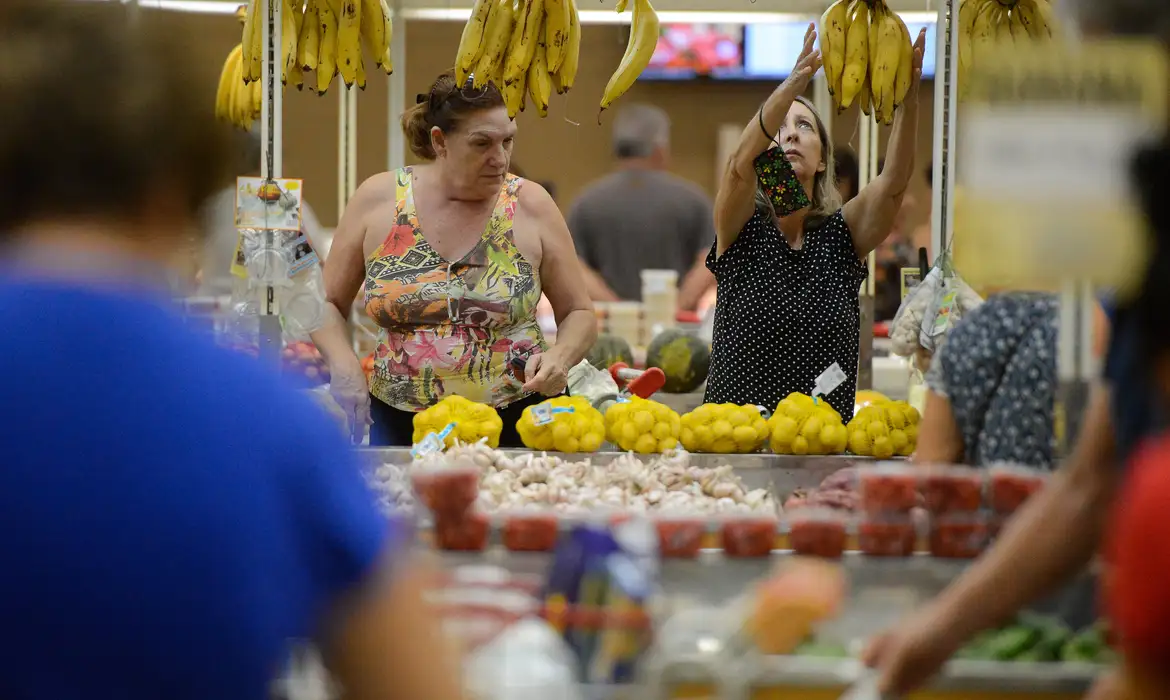 Vitória (ES) - Supermercados lotados com filas nos caixas e na entrada funcionam com horário reduzido (Tânia Rêgo/Agência Brasil)