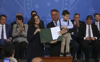 A nova  ministra da Mulher, da Família e dos Direitos Humanos, Cristiane Rodrigues Britto e o presidente da República, Jair Bolsonaro,durante cerimônia  de posse no Palácio do Planalto