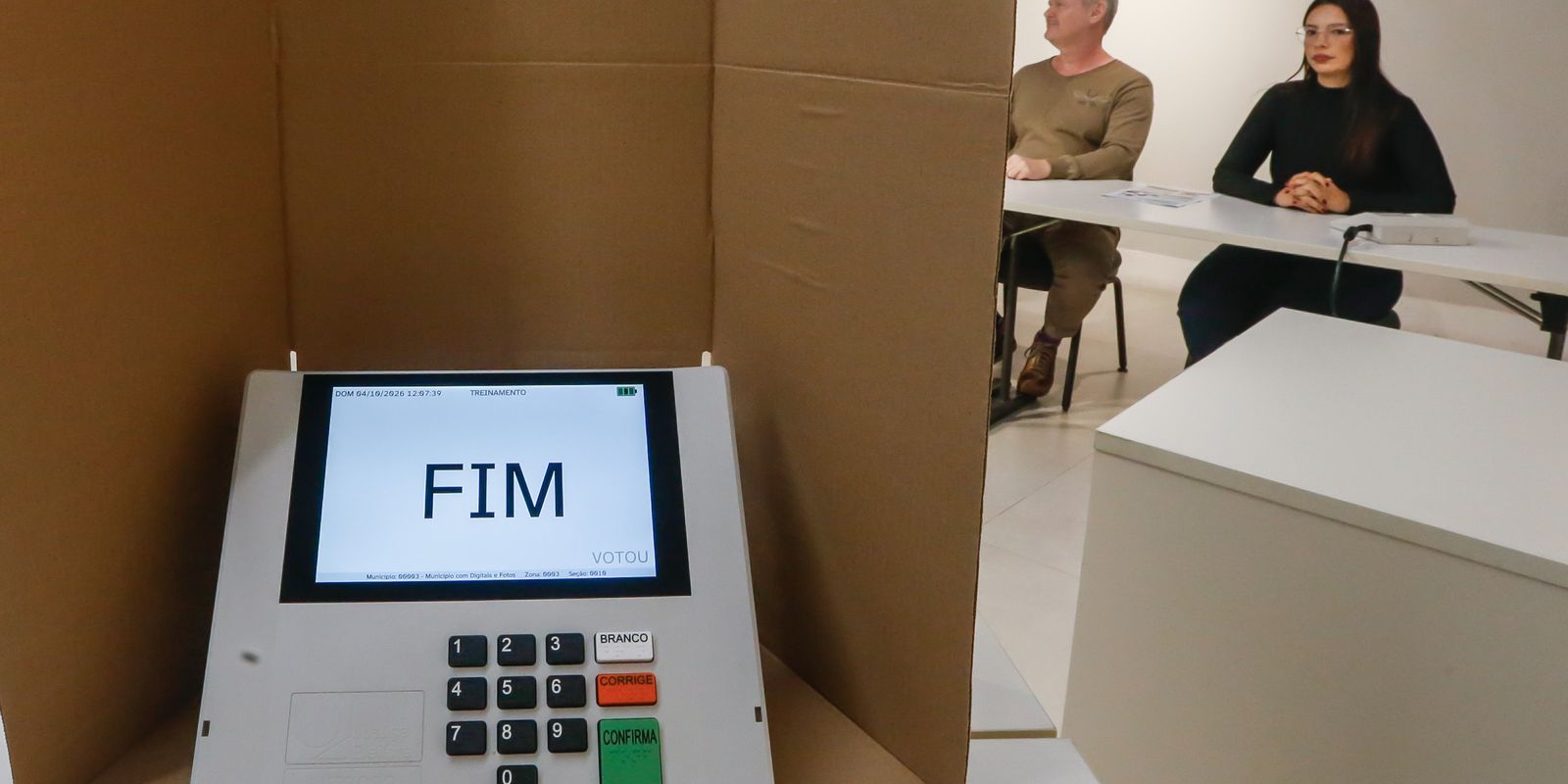 Justiça Eleitoral reforça proibição de eletrônicos na cabine de votação