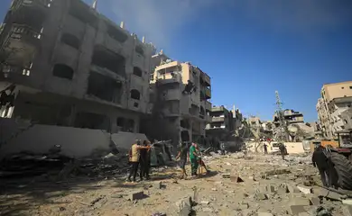 Palestinians inspect the site of an Israeli strike on a college sheltering displaced people, amid Israel-Hamas conflict, in the northern Gaza Strip, September 3, 2024. Reuters/Dawoud Abu Alkas/Proibida reprodução