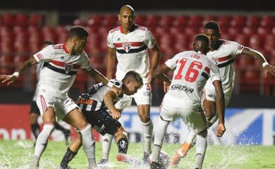 São Paulo goleia Santos pelo Paulista