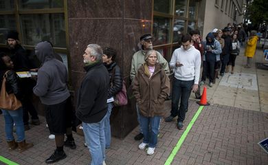 Eleições Estados Unidos - Moradores participam de votação antecipada em Raleigh, Carolina do Norte. Os EUA promovem eleições legislativas no dia 4 de novembro. EPA/Keith Bedford/Agência Lusa/Direitos Reservados
