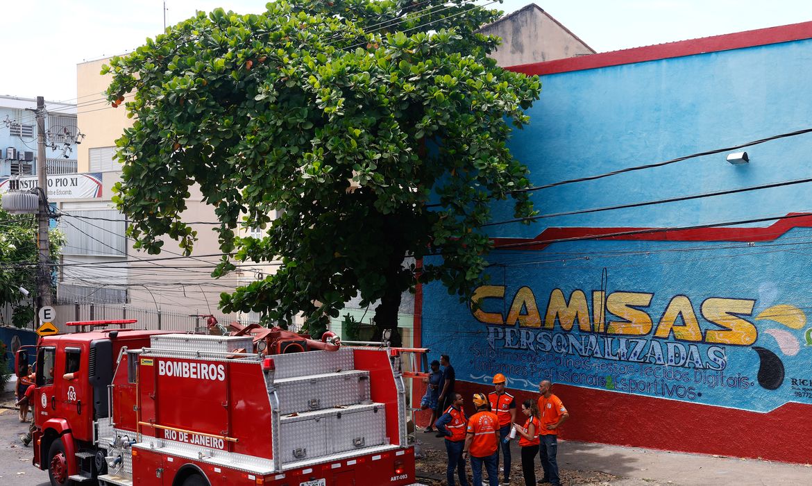 Rio de Janeiro (RJ), 12/02/2025 - Incêndio atinge a fábrica de roupas Maximus Confecções, no bairro de Ramos, na zona norte do Rio de Janeiro. A instalação produz fantasias para o carnaval carioca. Foto: Tânia Rêgo/Agência Brasil