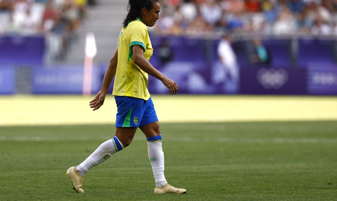 Marta deixa o campo após ser expulsa durante partida entre Brasil e Espanha na Olimpíada Paris 2024
31/07/2024 REUTERS/Susana Vera