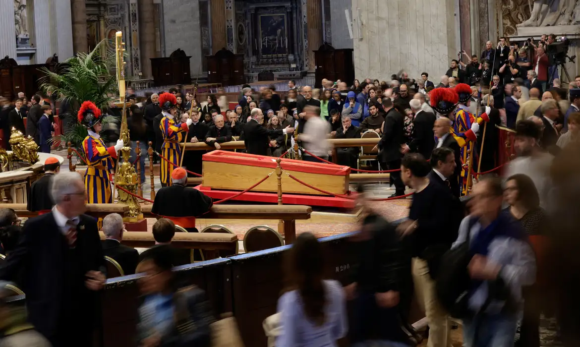 People pay respects as Pope Francis lies in state in St. Peter's Basilica, at the Vatican April 25, 2025. Reuters/Remo Casilli/Proibida reprodução