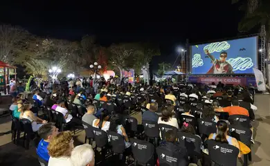 Rio Piraciba (MG), 12/09/2025 - O projeto Cinema na Cidade -  CineBH, apresente filme na Praça Maria do Rosário Caldeira. Foto: Leo Lara/Universo Produção