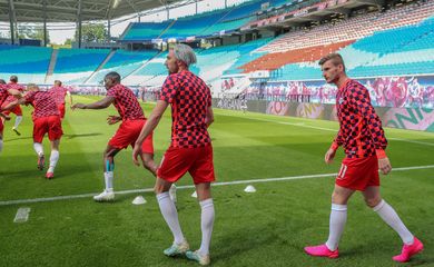 Timo Werner e Kevin Kampl, do Leipzig, se preparam para partida da Bundesliga