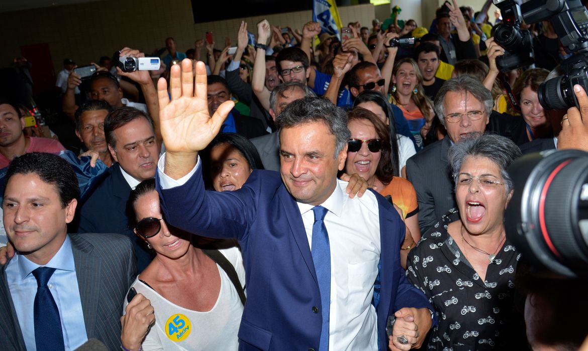 O senador Aécio Neves chega ao Congresso Nacional. O senador foi recebido por simpatizantes que o aguardava na entrada (Wilson Dias/Agência Brasil)