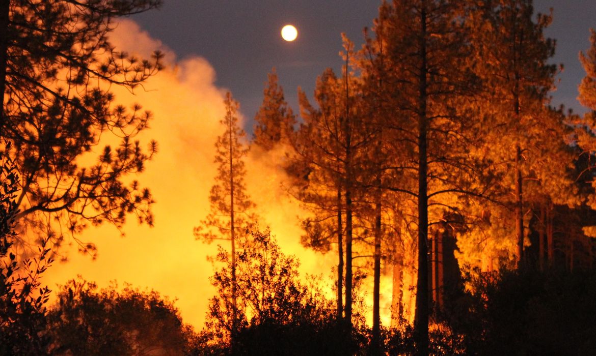 Idyllwild (United States), 27/07/2018.- A handout photo made available by the National Wildfire Coordinating Group (NWCG) on Inciweb on 28 July 2018 shows Moonrise over Apple Canyon caused by the Cranston Fire near Idyllwild, San Bernardino