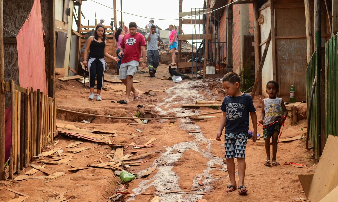 Osasco (SP) - Famílias que perderam seus barracos e casas de alvenaria no incêndio da Ocupação Esperança planejam  reconstruir as moradias (Rovena Rosa/Agência Brasil)