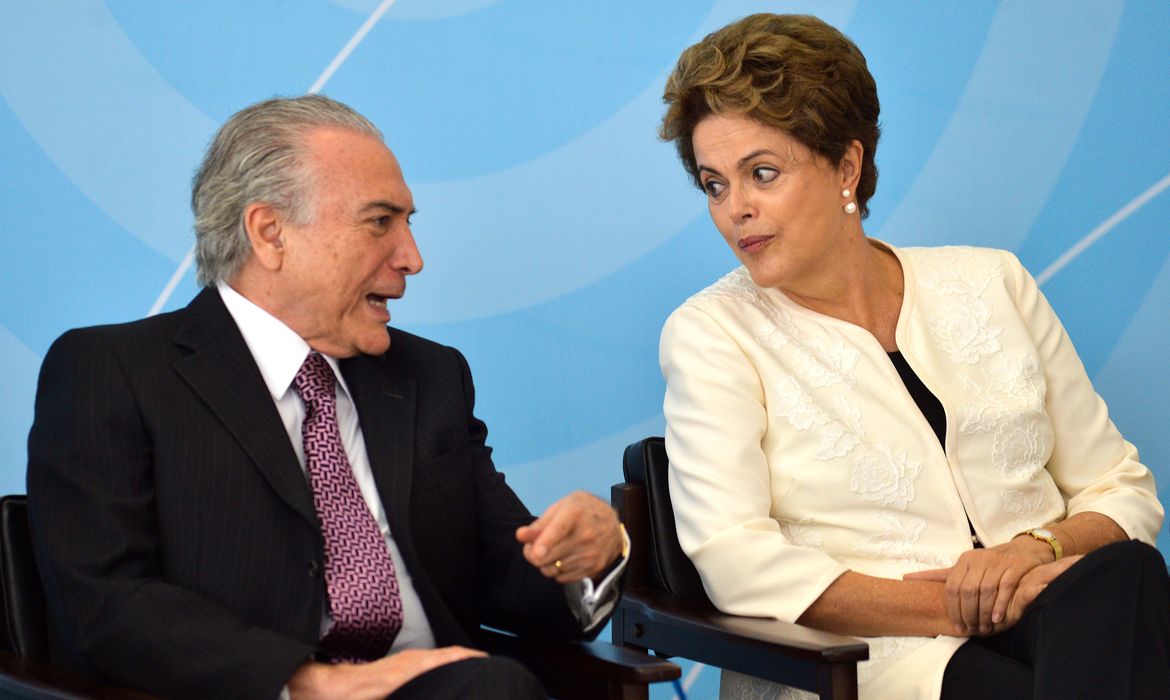 Brasília - O vice-presidente Michel Temer e a presidenta Dilma Rousseff participam da cerimônia de anúncio dos critérios de outorgas de radiodifusão AM para FM, no Palácio do Planalto (José Cruz/Agência Brasil)