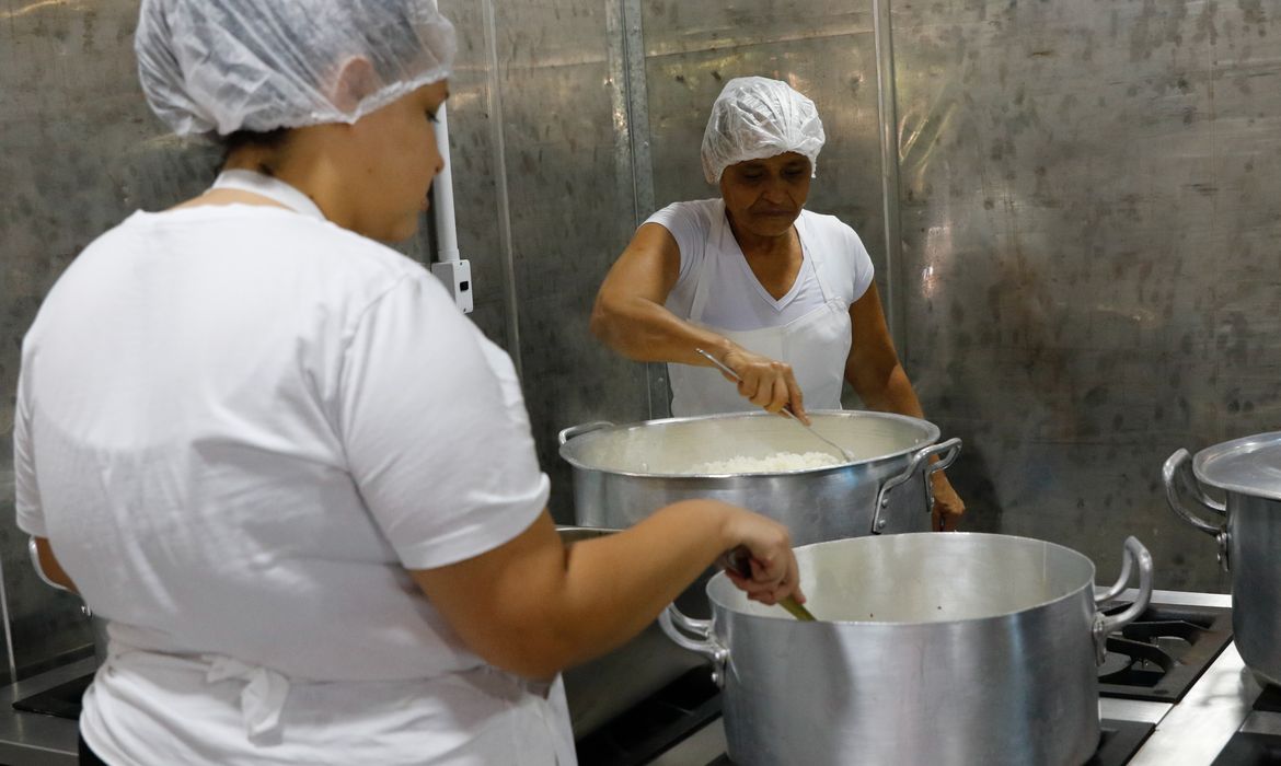 Iniciativa de entrega de marmitas é transformada em cozinha escola |  Agência Brasil