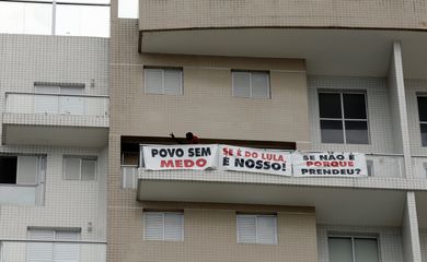 Manifestantes ocupam triplex em Guarujá