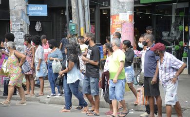 População caminha no centro de Duque de Caxias, primeiro município do Rio de Janeiro a flexibilizar o uso de máscara.