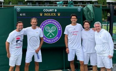Melo e Kubot em Wimbledon, com equipe de treinos