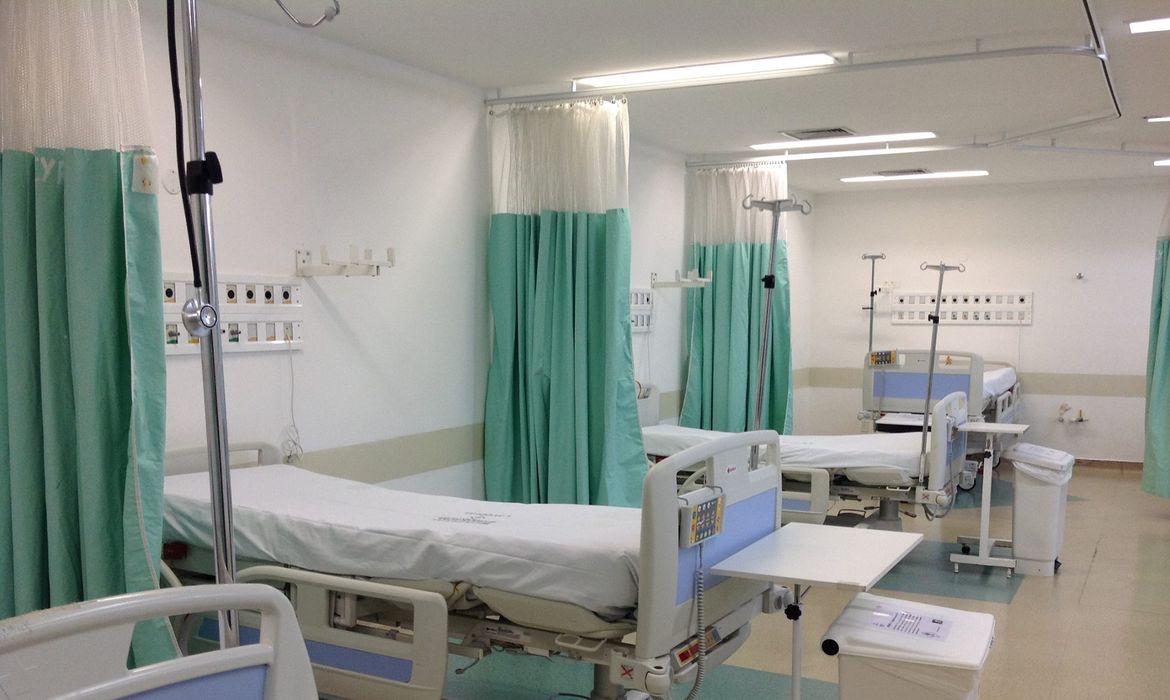 Corpos acumulados são retirados de hospital em Duque de Caxias no ...
