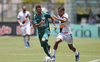 Vinícius encara a marcação adversária,Atacante Vinícius , Vasco da Gama, futebol, Campeonato Carioca


