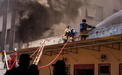 Bombeiros controlam incêndio no hospital de Bonsucesso, na zona norte do Rio de Janeiro.