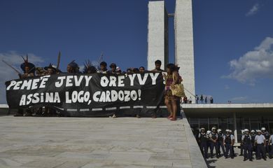 Índios protestam por demarcação e contra discriminação, no Congresso Nacional (José Cruz/Agência Brasil)