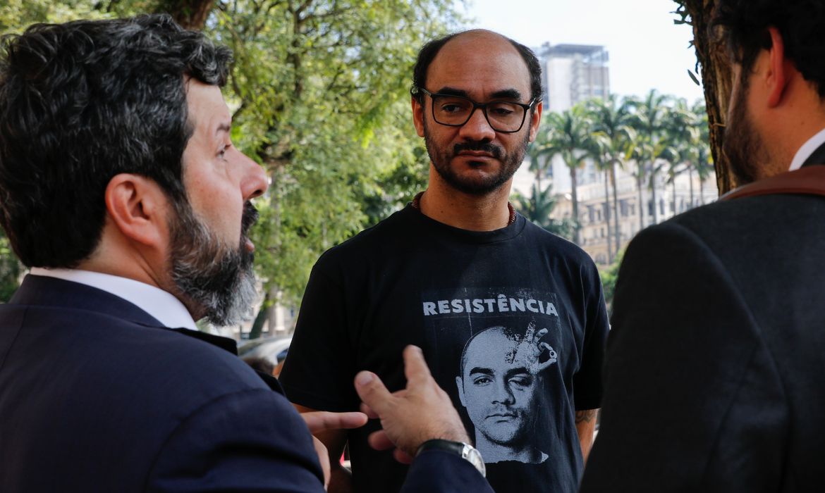 São Paulo (SP), 29/03/2023 - O fotógrafo Sérgio Silva, que perdeu a visão ao ser alvejado por bala de borracha num protesto em 2013, com seu advogado, Maurício Vasques, no Palácio da Justiça, onde teve  novo julgamento adiado pelo Tribunal de Justiça de São Paulo.  Foto: Fernando Frazão/Agência Brasil