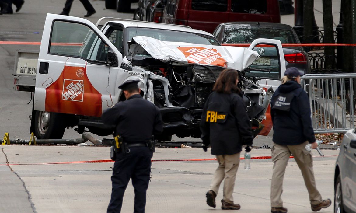 Investigadores analisam a caminhonete usada no ataque em Nova York