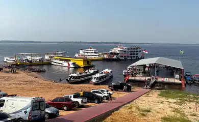 Manaus (AM), 29/11/2024 - Porto de embarque e desembarque dos barcos de turismo no Rio Negro com o nível  de água abaixo de 16 metros.  Foto: Tânia Rêgo/Agência Brasil