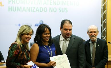 Brasília - Juliana Maria Almeida do Carmo recebe o prêmio HumanizaSus, em cerimônia no Ministério da Saúde  (Marcelo Camargo/Agência Brasil)