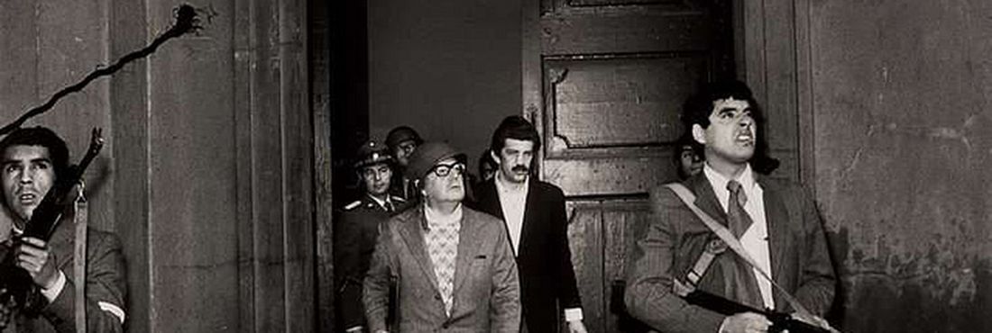 Allende se defende durante ataques ao Palácio La Moneda em 1973