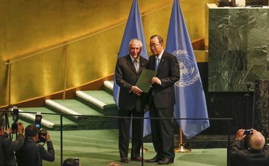 Nova York (EUA) -  Presidente Michel Temer entrega ao secretário-geral da ONU, Ban Ki-moon, documento de ratificação do Acordo de Paris sobre mudança do clima(Beto Barata/PR)