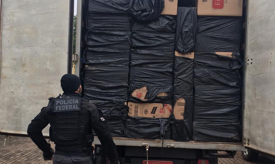 O caminhão transportava 850 caixas de cigarros do Paraguai