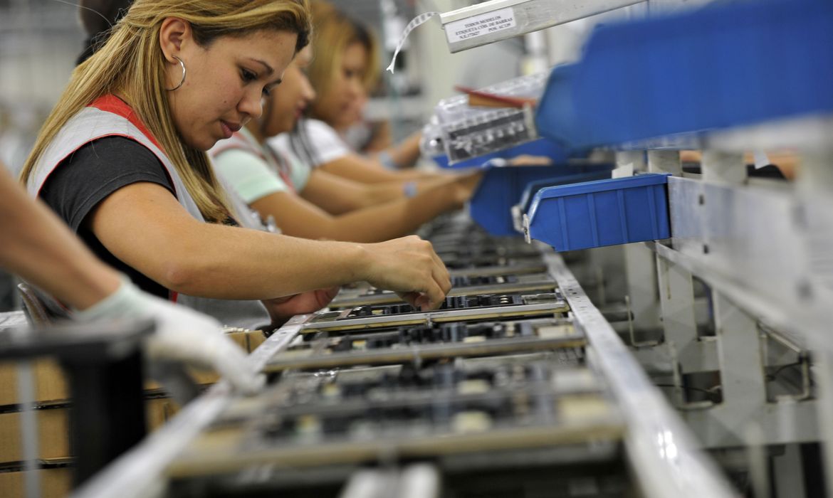 trabalhadoras, Linha de produção de eletro eletrônicos da Semp Toshiba. Chão de fábrica, Indústria.

Manaus (AM) 27.10.2010 - Foto: José Paulo Lacerda