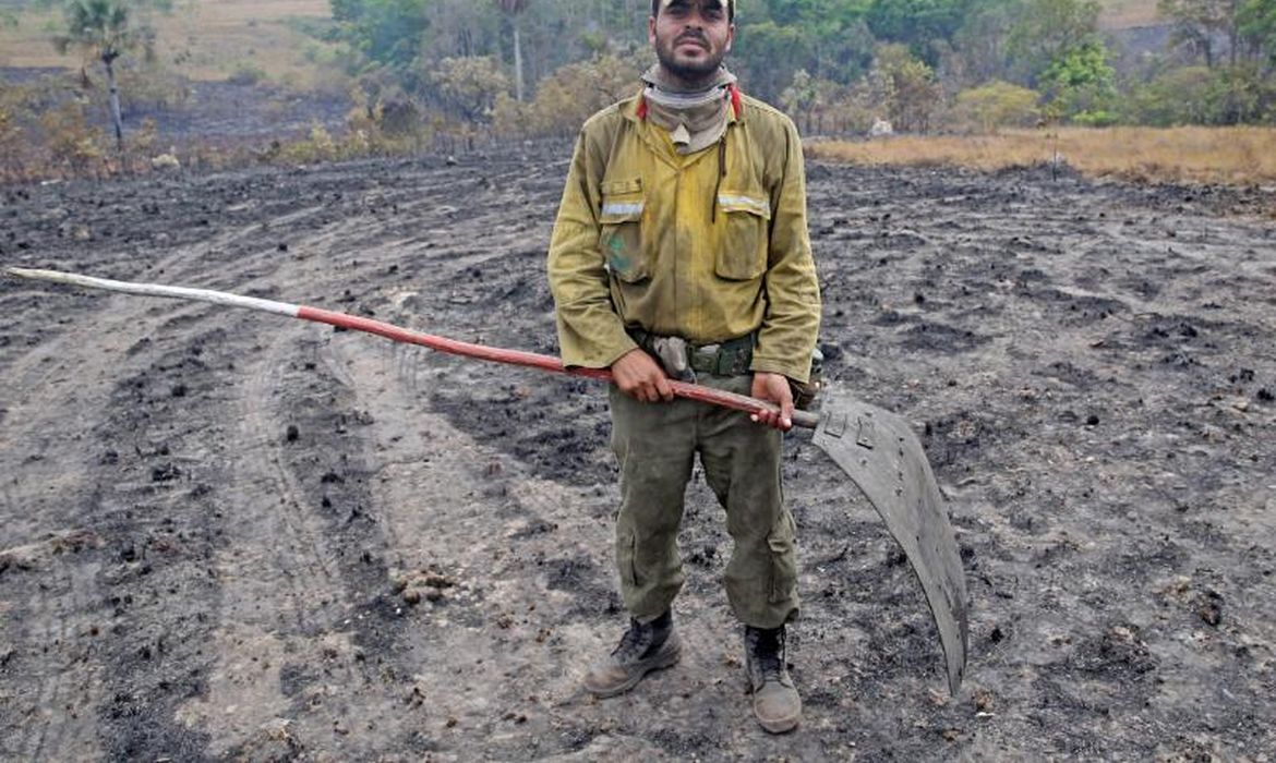 Valdeci Carvalho é um dos brigadistas que trabalha no combate ao fogo na Chapada dos Veadeiros