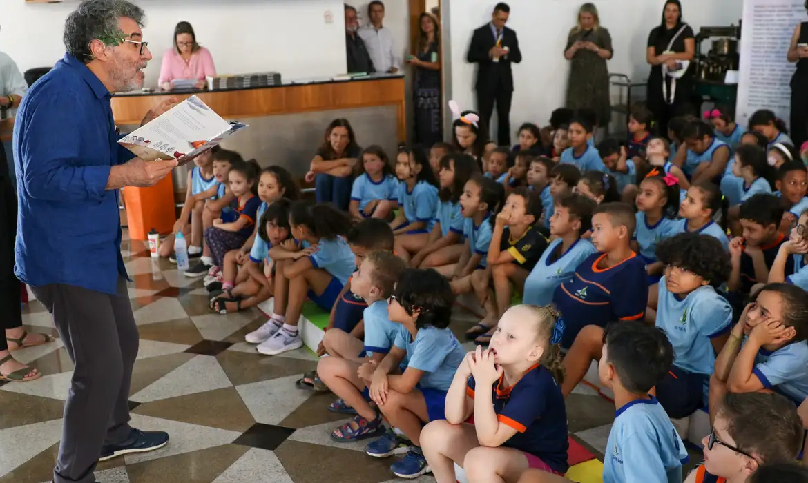 Brasília, 09/10/2023 O projeto Lê Pra Mim, de incentivo à leitura de livros infantis brasileiros, tem início no Museu dos Correios, em Brasília. Esta nova temporada na capital do país vai até quarta (11) e faz parte das comemorações pelos 360 anos dos Correios. O ator Paulo Betti e o jornalista Fábio William fizeram a abertura do evento.  Foto: Fabio Rodrigues-Pozzebom/ Agência Brasil