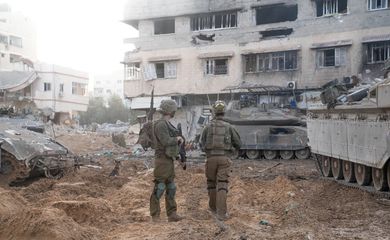 Israeli soldiers operate in the Gaza Strip during a temporary truce between Israel and the Palestinian Islamist group Hamas, in this handout picture released on November 28, 2023. Israel Defense Forces/Handout via REUTERS    THIS IMAGE HAS BEEN SUPPLIED BY A THIRD PARTY