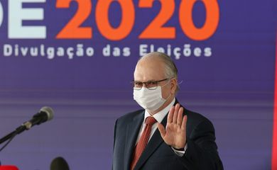 O vice-presidente do TSE, ministro Edson Fachin, fala à imprensa, após a cerimônia de verificação de assinaturas do sistema de totalização dos votos.